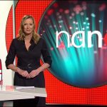 nano-Moderatorin Kristina zur Mühlen | dunkles Hemdblusenkleid | rote 3sat-Tasche | nano-Rätsel