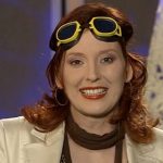 Q21-Moderatorin Kristina zur Mühlen | gelbe Taucherbrille auf Stirn