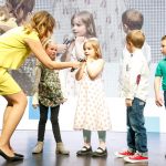 Preisverleihung beim Deutschen Ingenieurtag | Technik-Moderatorin Kristina zur Mühlen interviewt Kinder auf Bühne