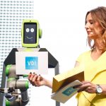 Bühnenshow mit Gala-Moderatorin Kristina zur Mühlen und Roboter Yolandi | Digitalisierung | Robotik | Innovationen