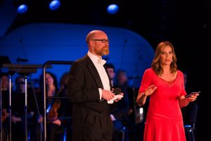 Event-Moderatorin Kristina zur Mühlen mit Dirigent und Komponist Ben Palmer