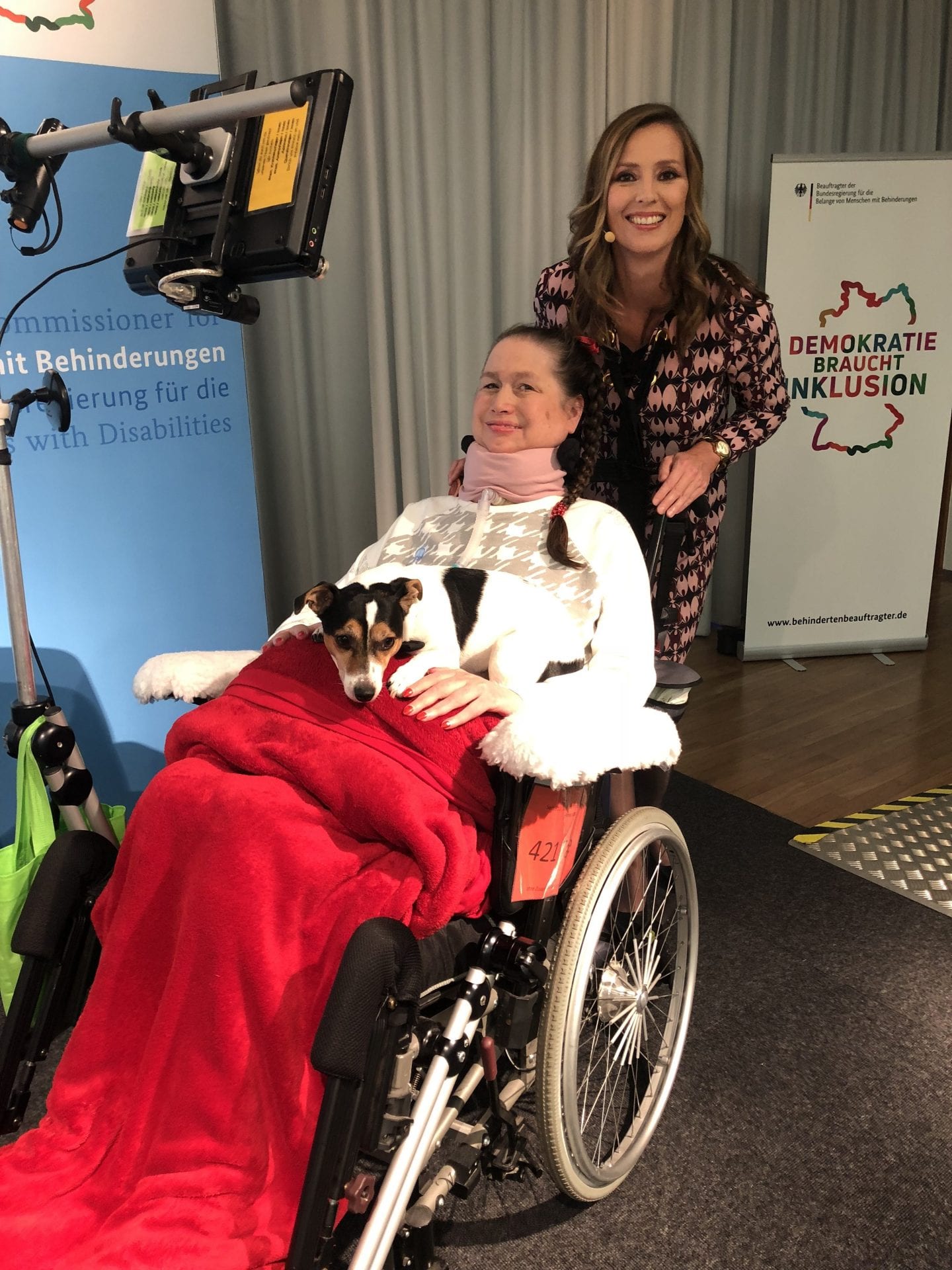 Moderatorin Kristina zur Mühlen | ALS-Patientin Angela Jansen im Rollstuhl | BrainPainting