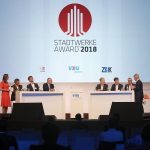 Kristina zur Mühlen auf Bühne mit Nominierten des Stadtwerke Awards 2018