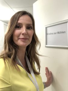 Moderatorin Kristina zur Mühlen | öffnet Tür zur Garderobe | Namensschild an Tür