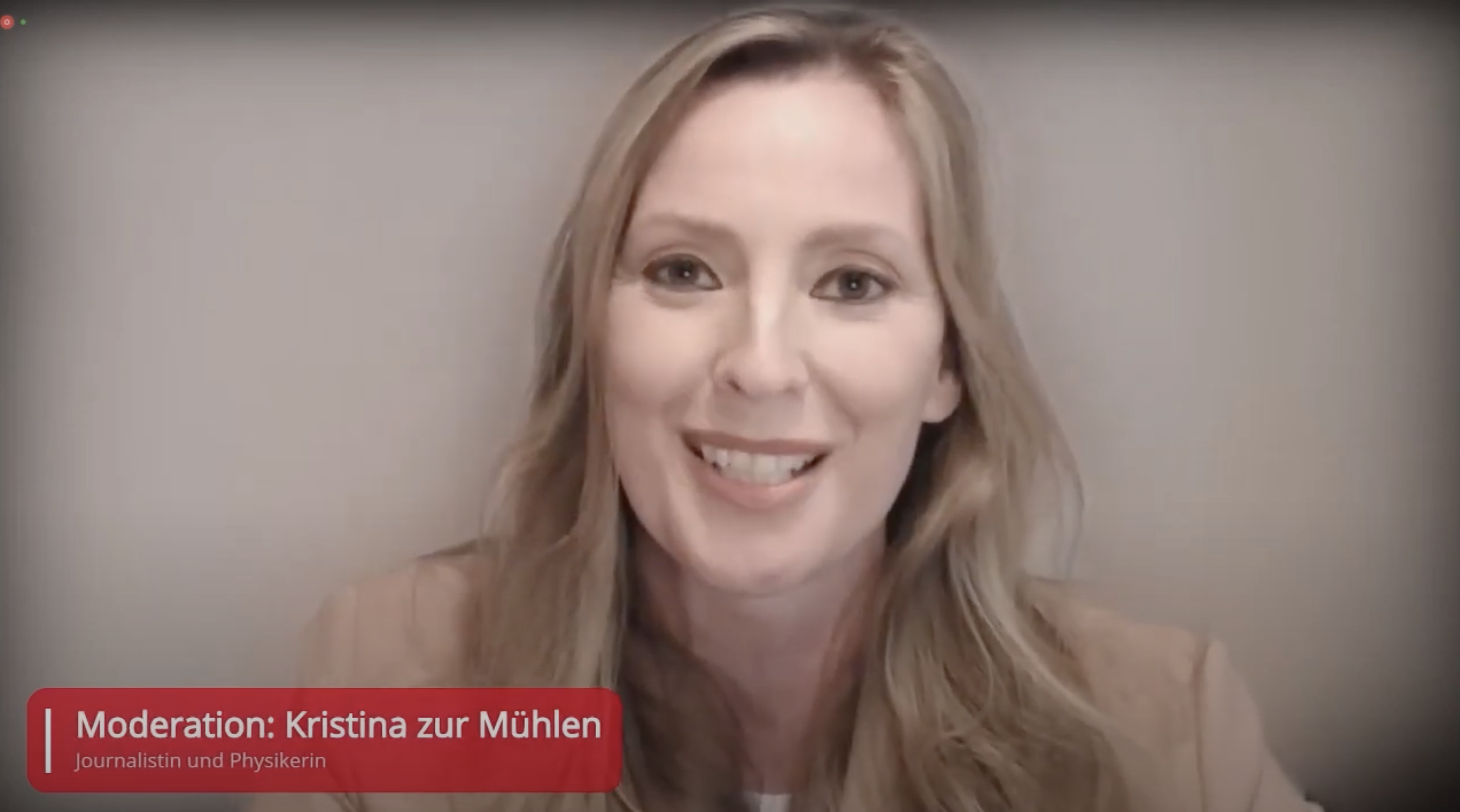 Kristina zur Mühlen begrüßt zur Online-Diskussionsrunde | Screenshot Bildschirmansicht
