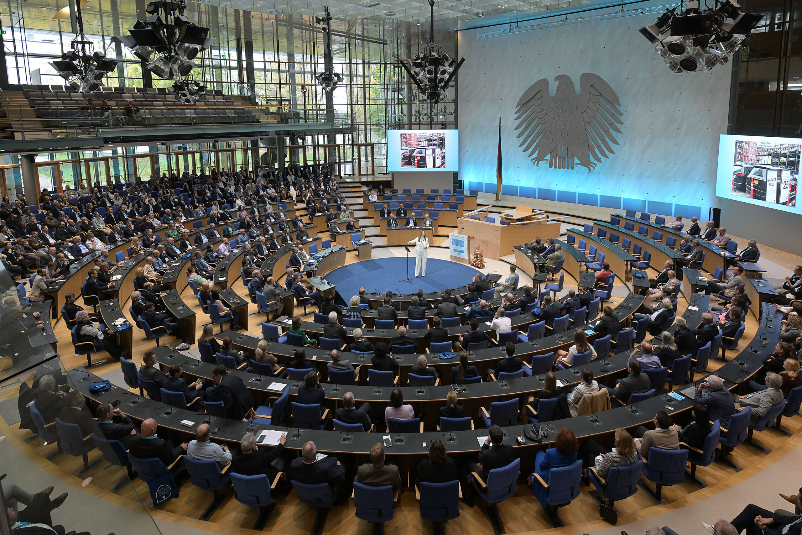 Kristina zur Mühlen hält einen Festvortrag zum 100. Jubiläum der FGSV im Plenarsaal des früheren Bundestages in Bonn